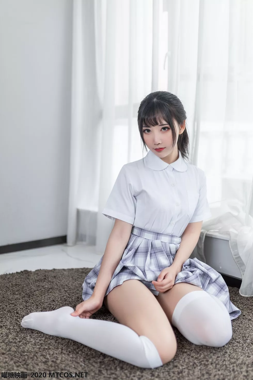 [喵糖映画]JKL.001_制服少女私房白色衬衣配格子裙白丝腿袜半撩露翘臀诱惑写真35P