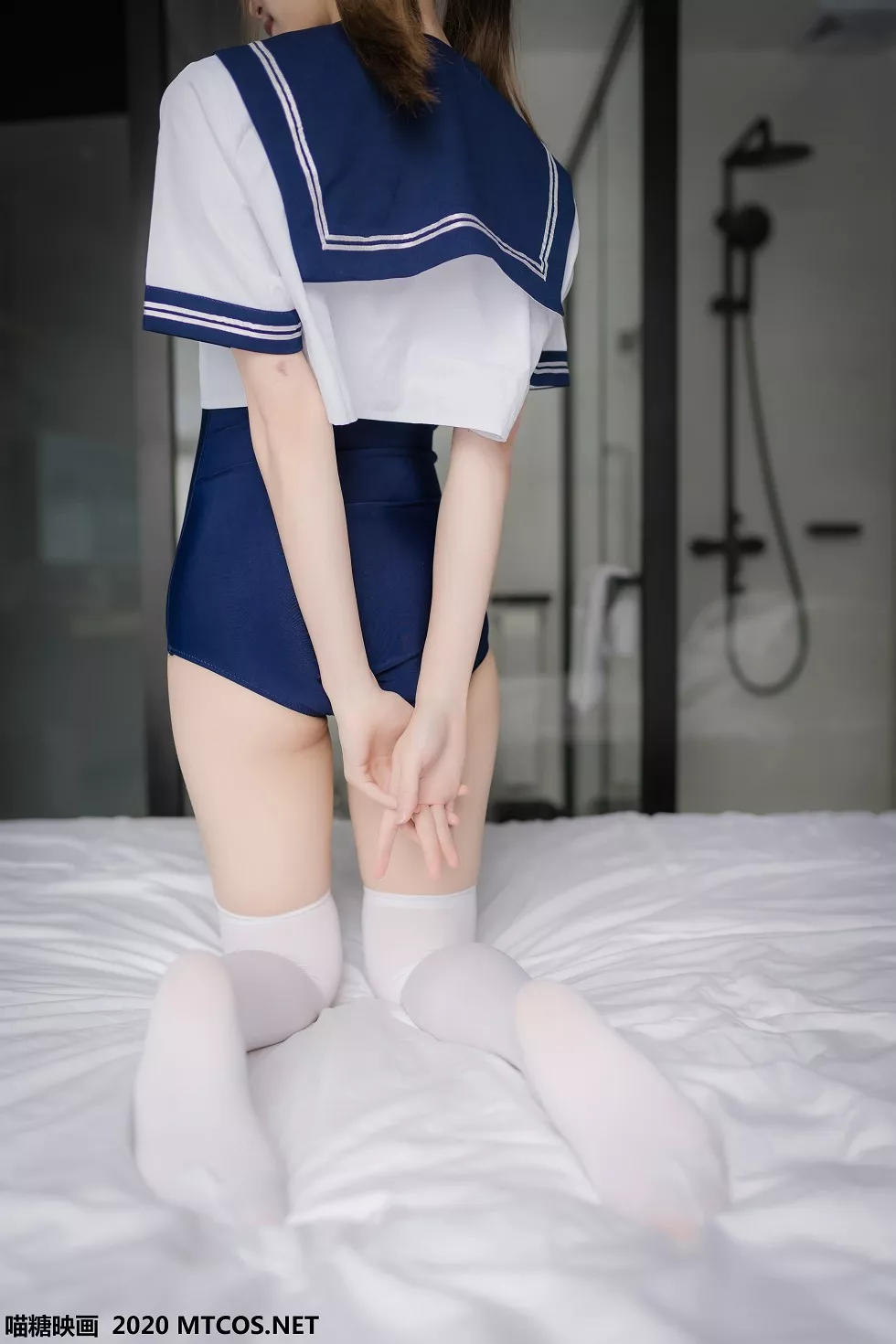 [喵糖映画]JKL.006_泳装JK制服美少女私房床上性感白丝袜秀翘臀美腿靓丽迷人写真43P