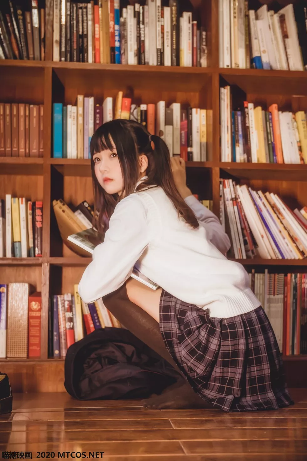 [喵糖映画]JKL.004_JK制服学妹居家白色毛衣配格子裙黑丝腿袜秀美腿性感写真40P