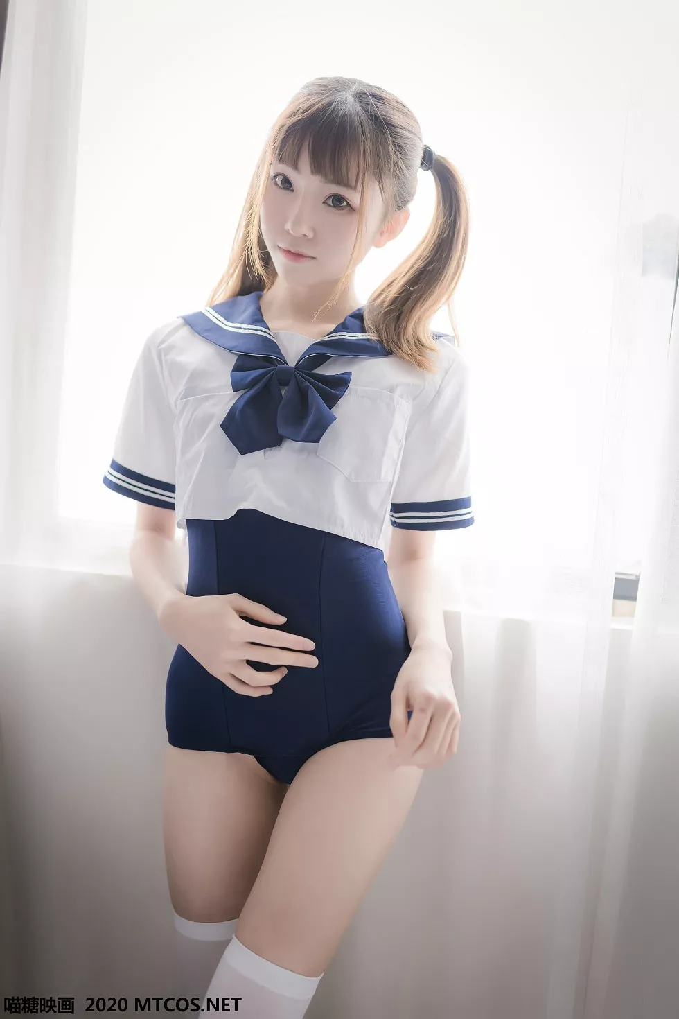 [喵糖映画]JKL.006_泳装JK制服美少女私房床上性感白丝袜秀翘臀美腿靓丽迷人写真43P
