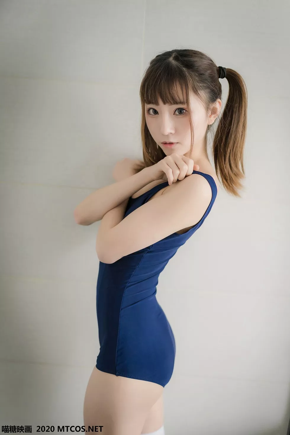 [喵糖映画]JKL.006_泳装JK制服美少女私房床上性感白丝袜秀翘臀美腿靓丽迷人写真43P