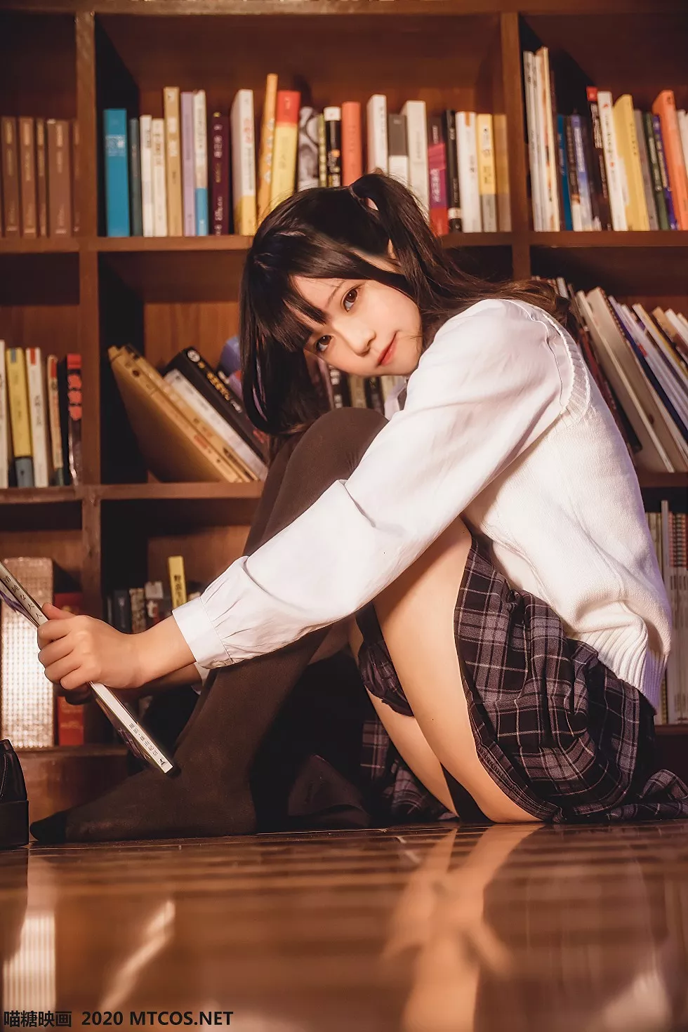 [喵糖映画]JKL.004_JK制服学妹居家白色毛衣配格子裙黑丝腿袜秀美腿性感写真40P