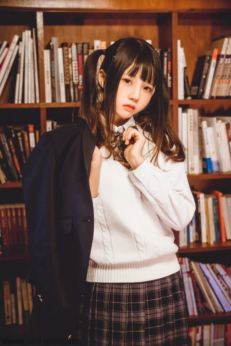 [喵糖映画]JKL.004_JK制服学妹居家白色毛衣配格子裙黑丝腿袜秀美腿性感写真40P
