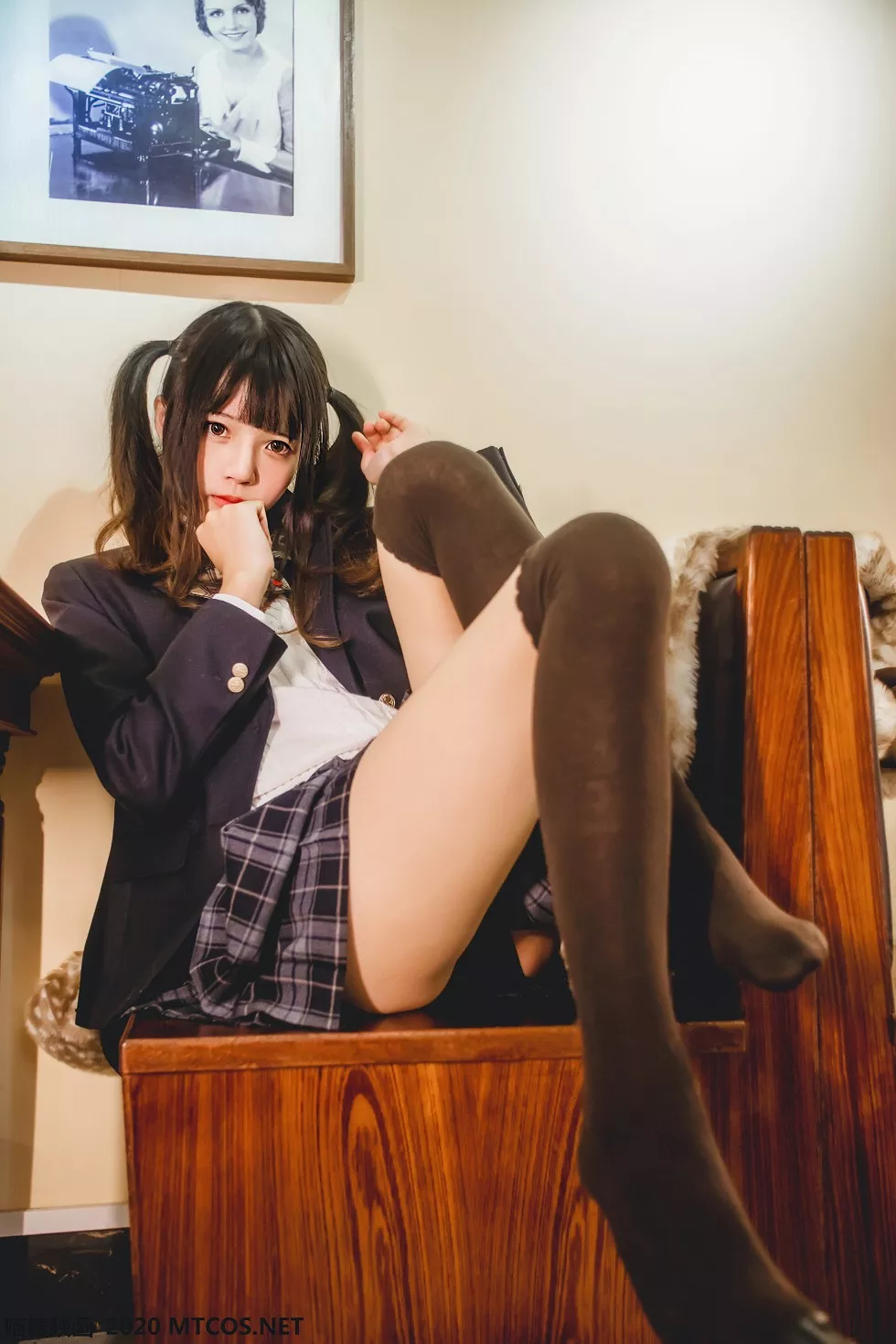 [喵糖映画]JKL.004_JK制服学妹居家白色毛衣配格子裙黑丝腿袜秀美腿性感写真40P
