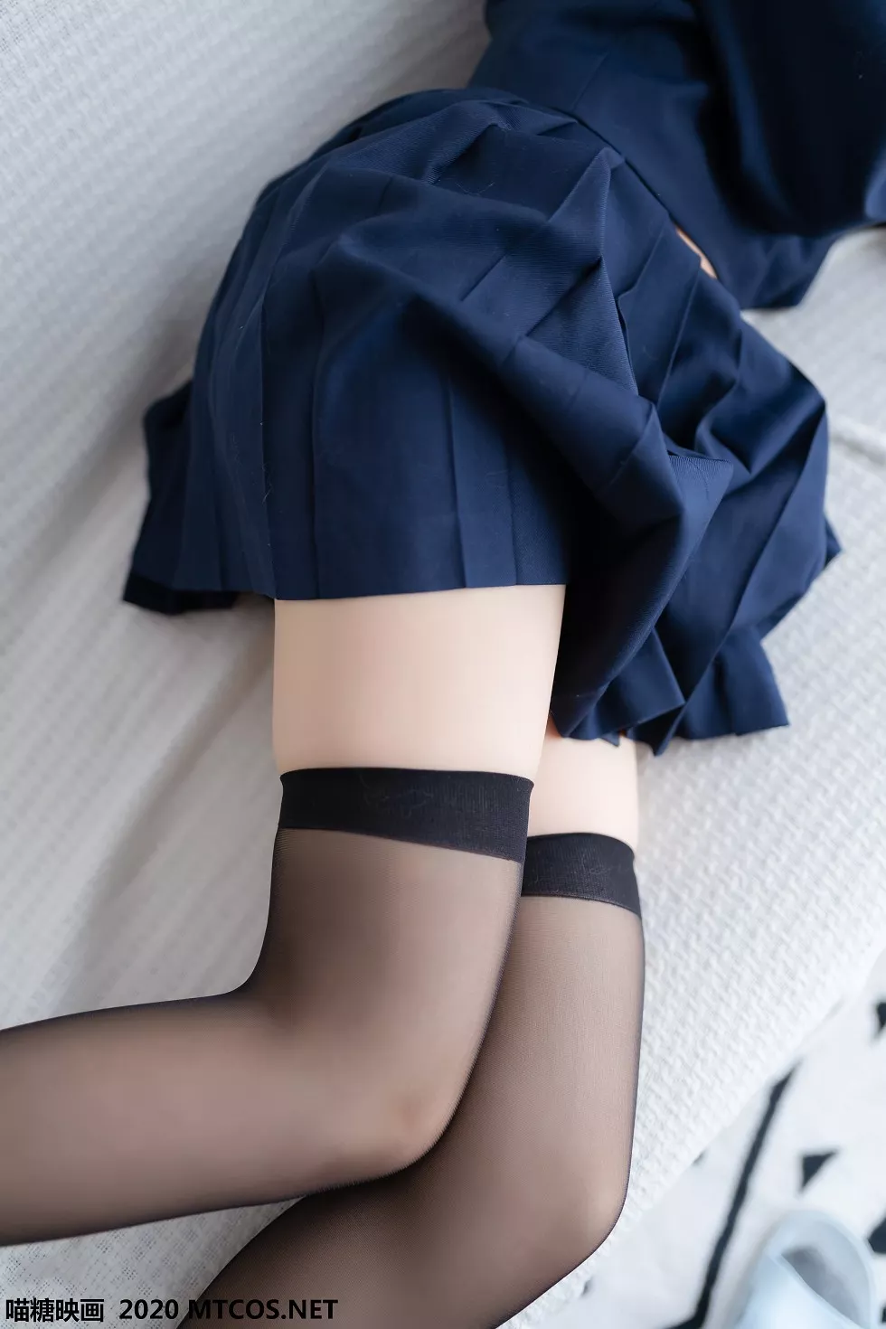 [喵糖映画]JKL.005_水手JK制服学妹私房床上性感短裙配黑丝袜秀美腿迷人写真42P
