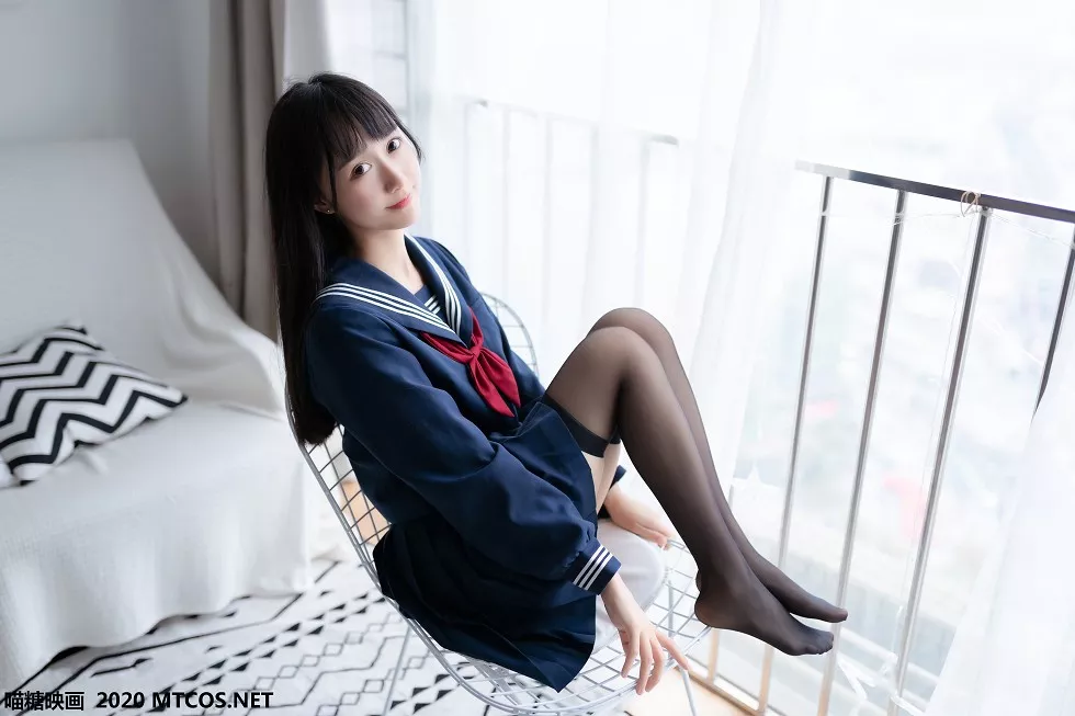 [喵糖映画]JKL.005_水手JK制服学妹私房床上性感短裙配黑丝袜秀美腿迷人写真42P