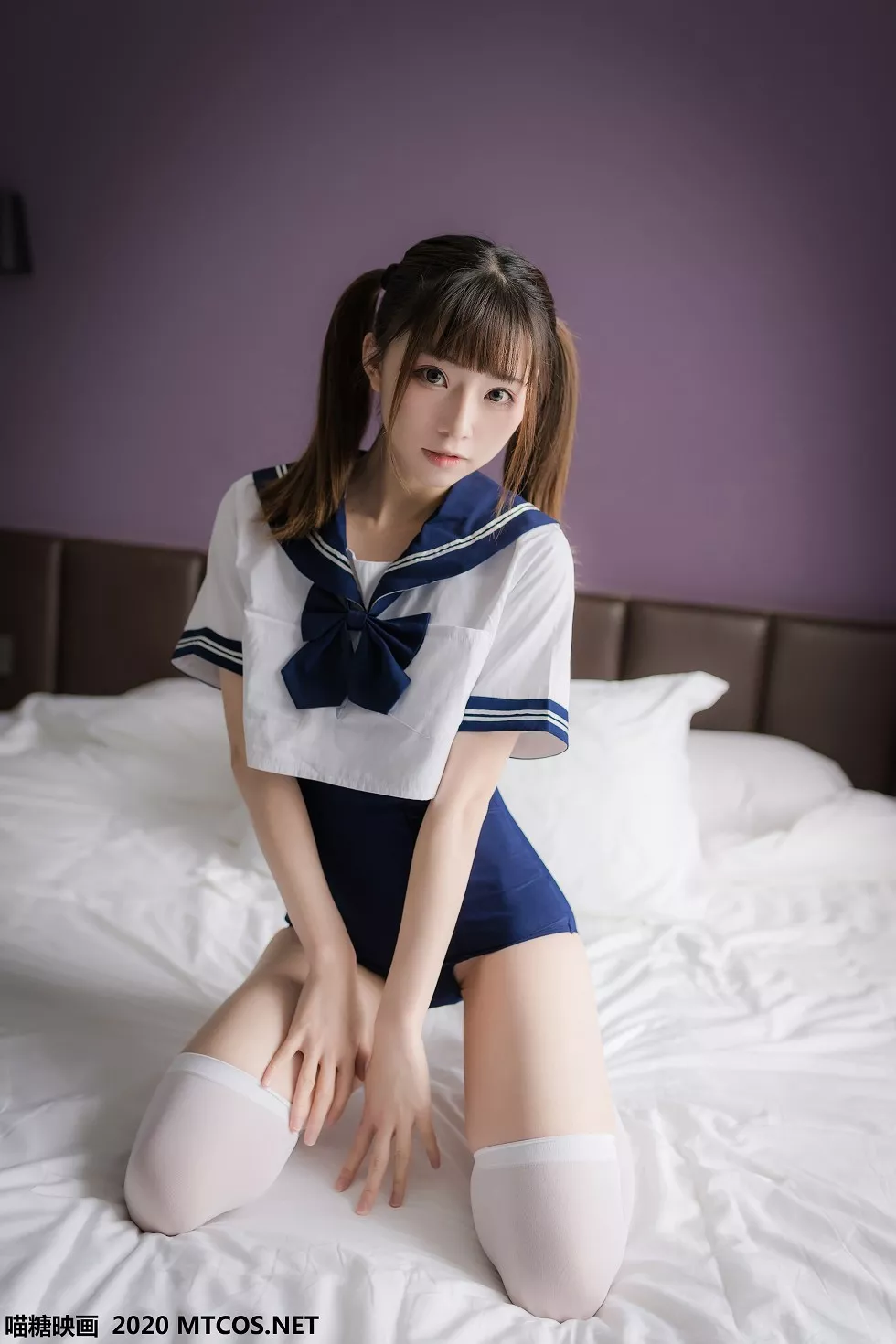 [喵糖映画]JKL.006_泳装JK制服美少女私房床上性感白丝袜秀翘臀美腿靓丽迷人写真43P