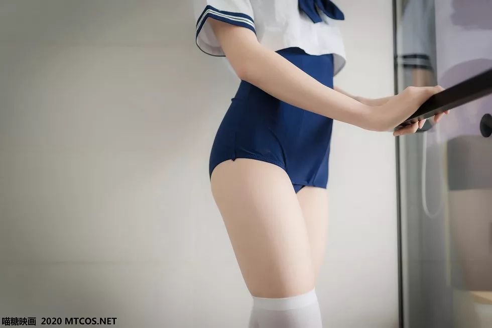 [喵糖映画]JKL.006_泳装JK制服美少女私房床上性感白丝袜秀翘臀美腿靓丽迷人写真43P