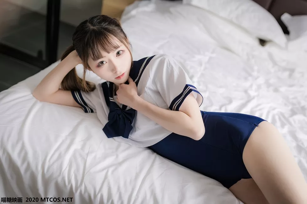 [喵糖映画]JKL.006_泳装JK制服美少女私房床上性感白丝袜秀翘臀美腿靓丽迷人写真43P