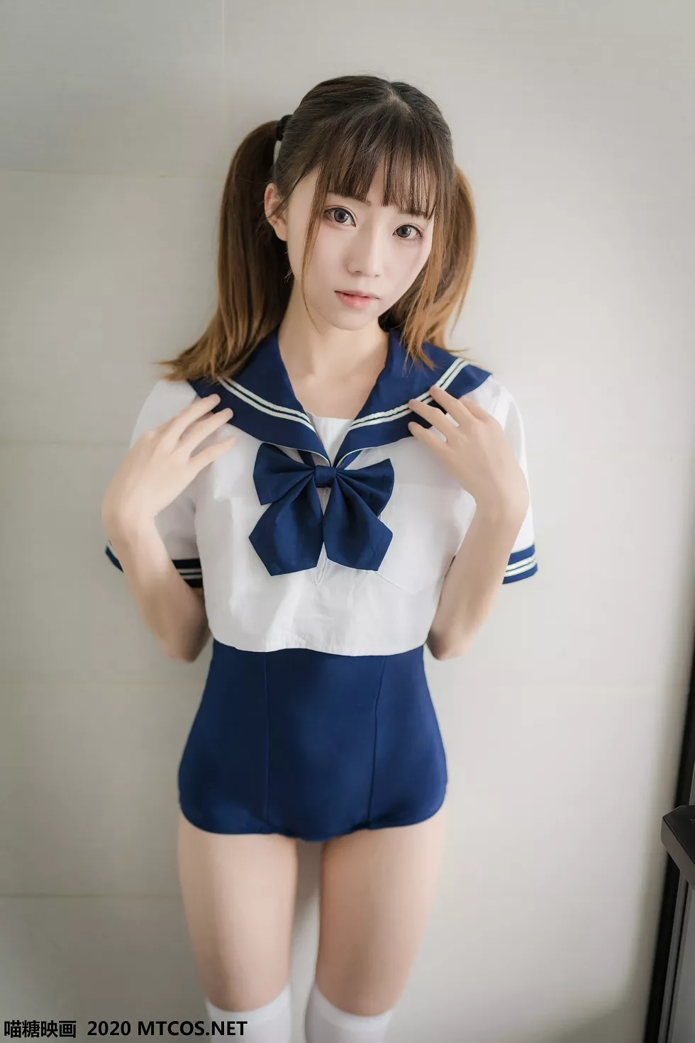 [喵糖映画]JKL.006_泳装JK制服美少女私房床上性感白丝袜秀翘臀美腿靓丽迷人写真43P