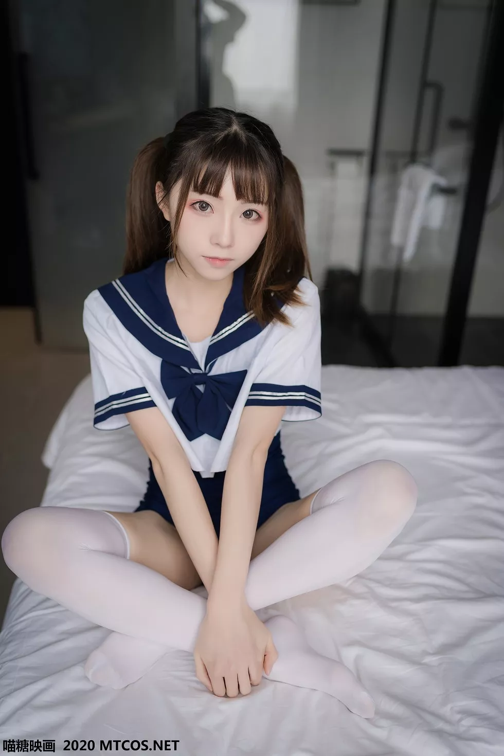 [喵糖映画]JKL.006_泳装JK制服美少女私房床上性感白丝袜秀翘臀美腿靓丽迷人写真43P