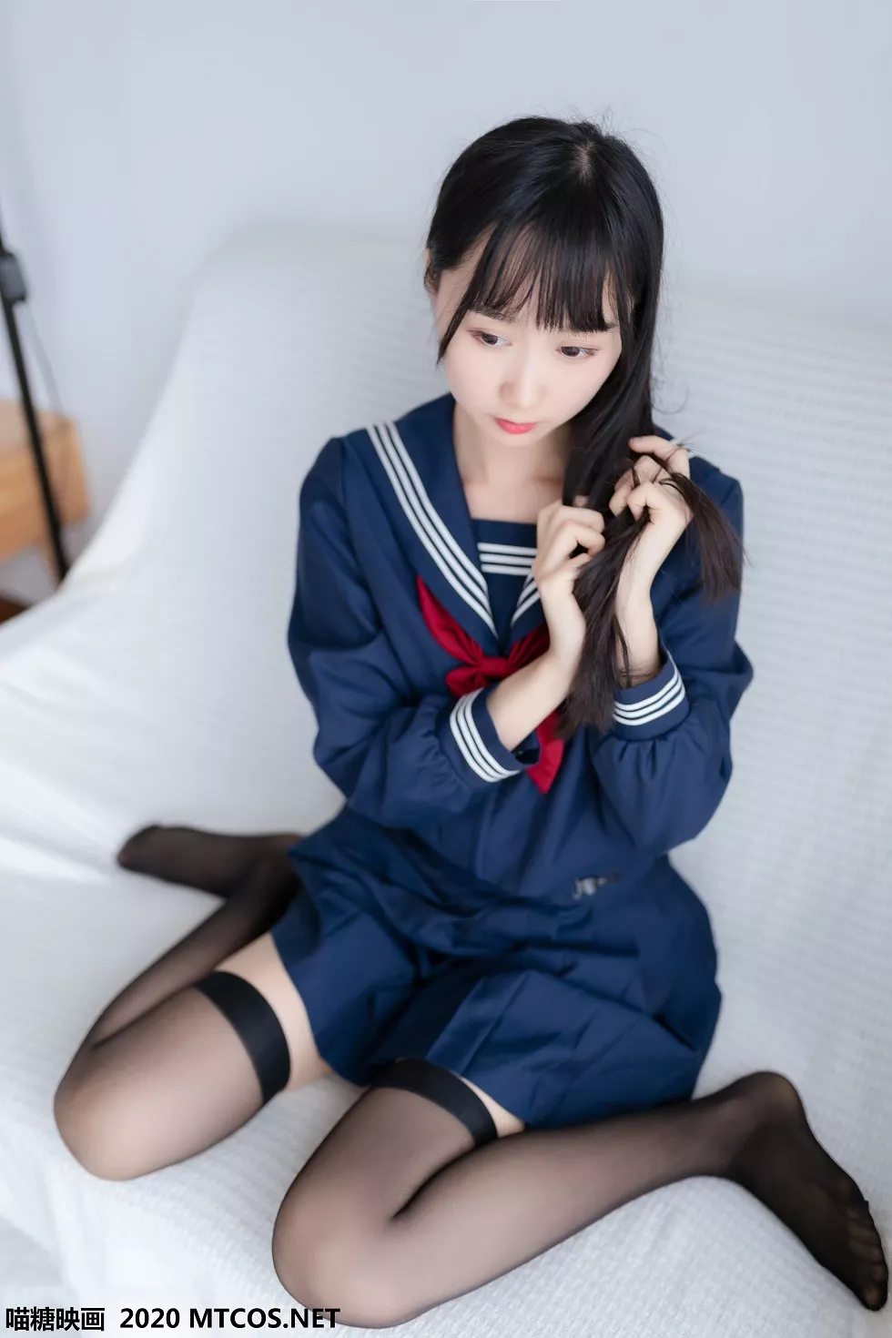 [喵糖映画]JKL.005_水手JK制服学妹私房床上性感短裙配黑丝袜秀美腿迷人写真42P