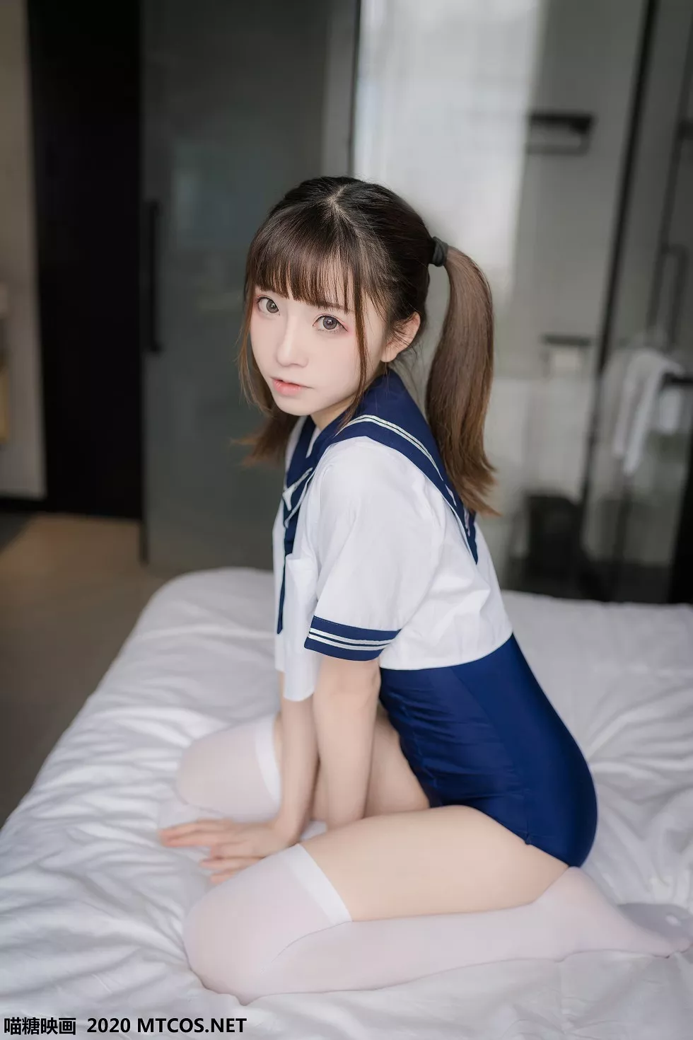 [喵糖映画]JKL.006_泳装JK制服美少女私房床上性感白丝袜秀翘臀美腿靓丽迷人写真43P