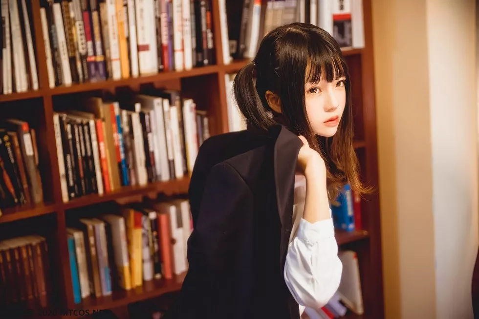 [喵糖映画]JKL.004_JK制服学妹居家白色毛衣配格子裙黑丝腿袜秀美腿性感写真40P