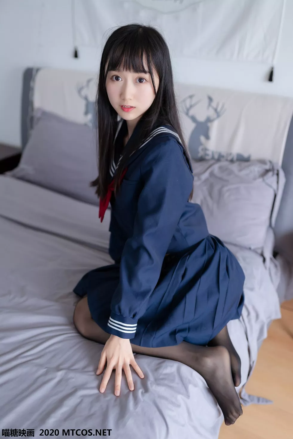 [喵糖映画]JKL.005_水手JK制服学妹私房床上性感短裙配黑丝袜秀美腿迷人写真42P