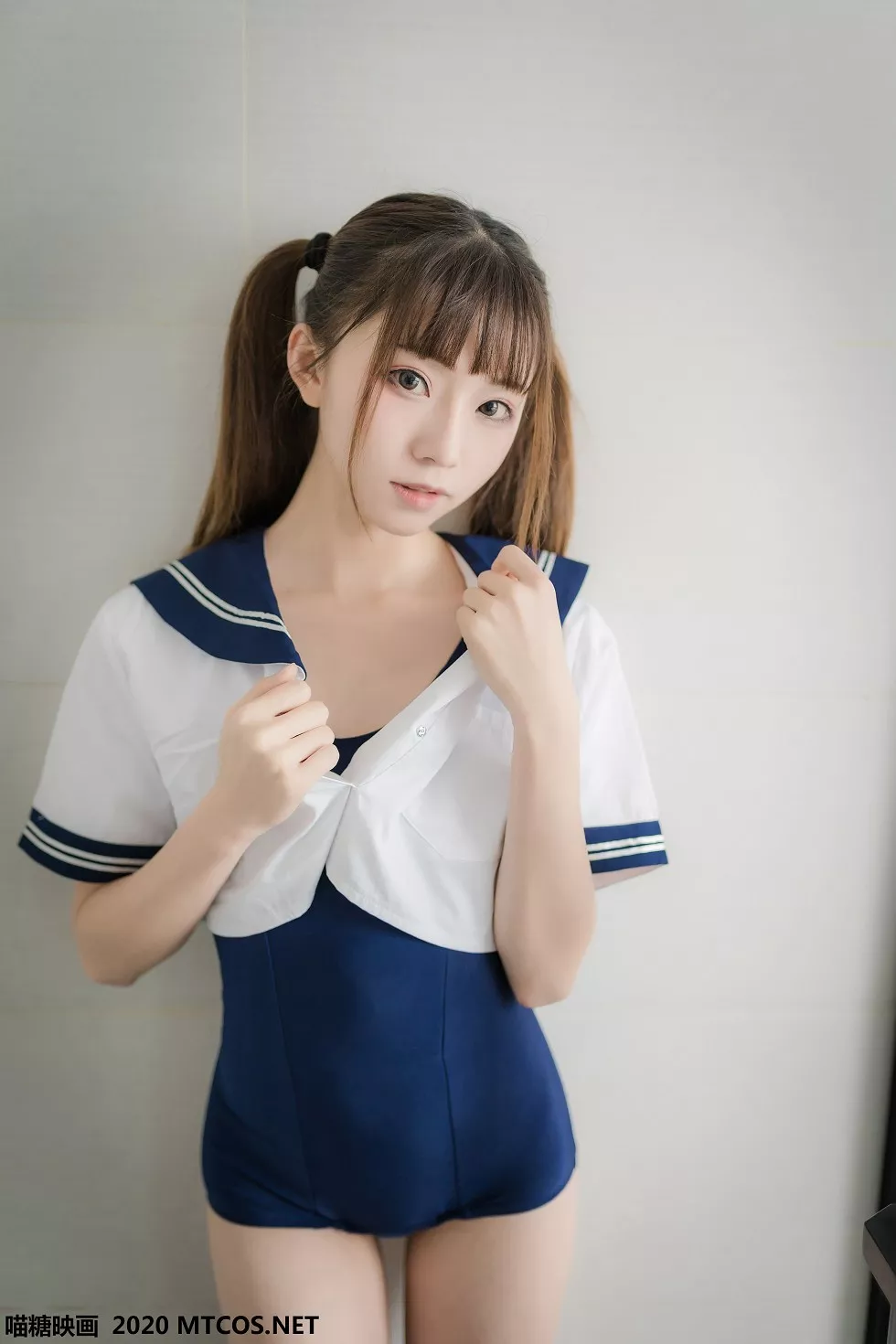 [喵糖映画]JKL.006_泳装JK制服美少女私房床上性感白丝袜秀翘臀美腿靓丽迷人写真43P