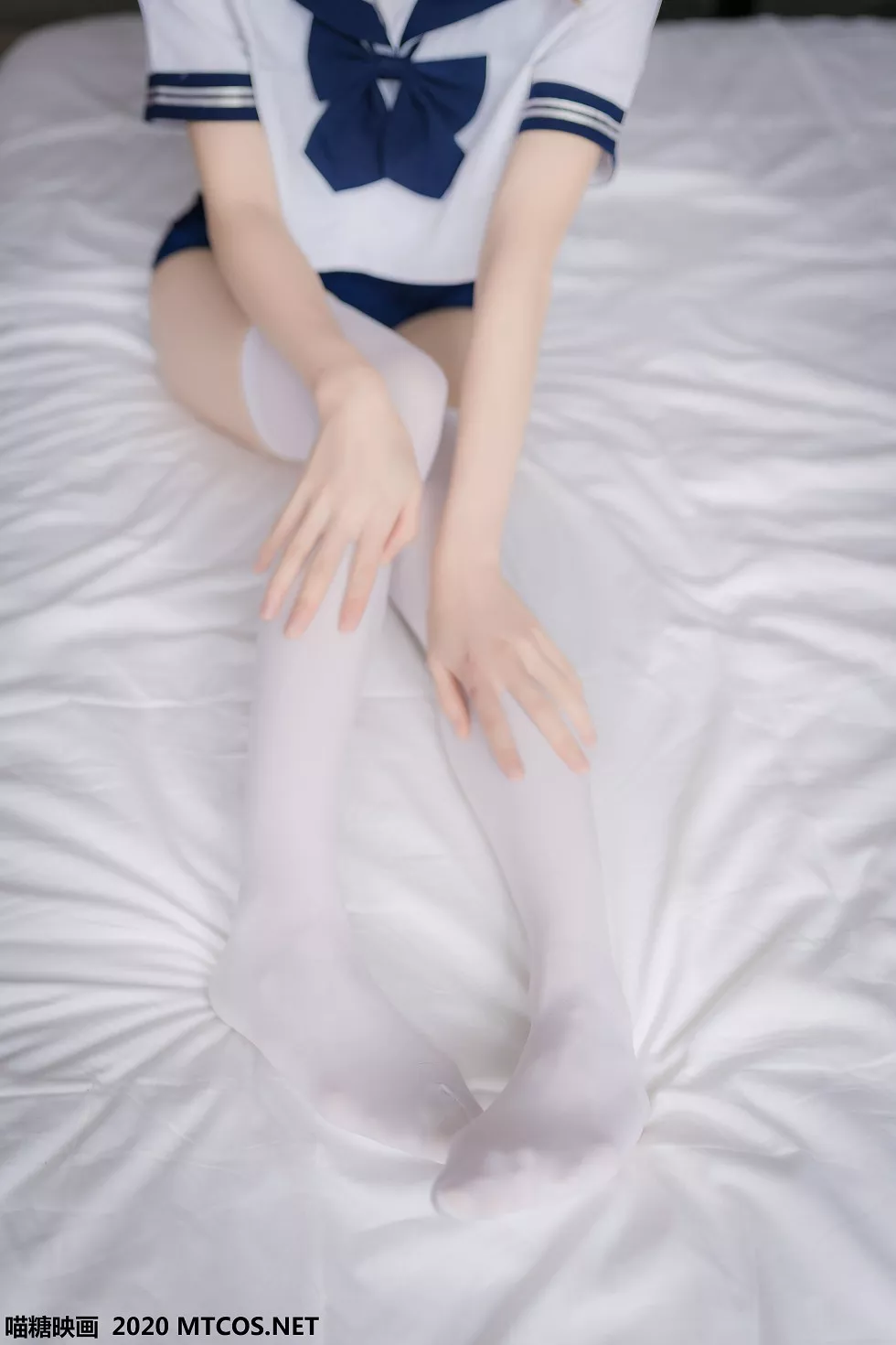 [喵糖映画]JKL.006_泳装JK制服美少女私房床上性感白丝袜秀翘臀美腿靓丽迷人写真43P