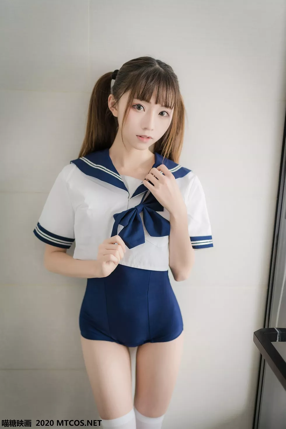 [喵糖映画]JKL.006_泳装JK制服美少女私房床上性感白丝袜秀翘臀美腿靓丽迷人写真43P
