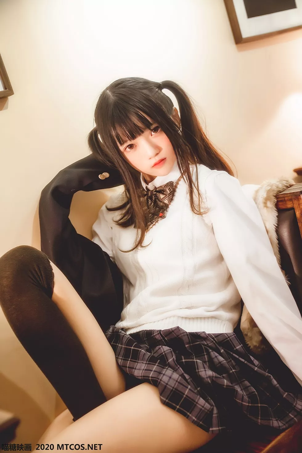[喵糖映画]JKL.004_JK制服学妹居家白色毛衣配格子裙黑丝腿袜秀美腿性感写真40P