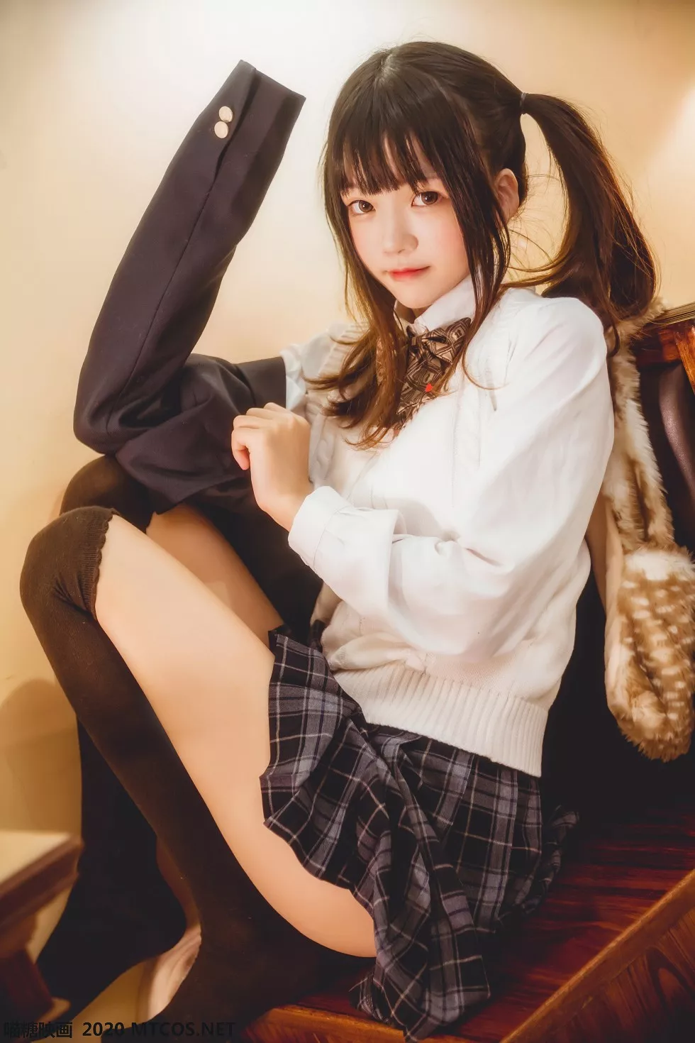 [喵糖映画]JKL.004_JK制服学妹居家白色毛衣配格子裙黑丝腿袜秀美腿性感写真40P