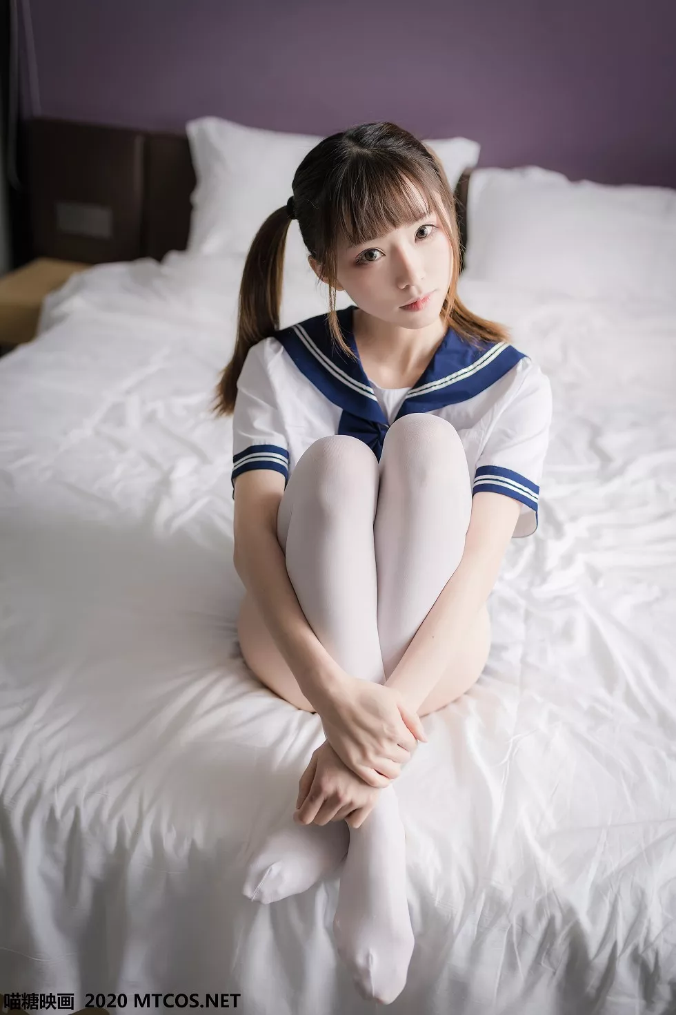 [喵糖映画]JKL.006_泳装JK制服美少女私房床上性感白丝袜秀翘臀美腿靓丽迷人写真43P