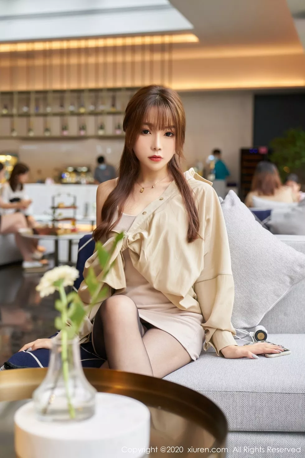 XiuRen第2734期_女神芝芝Booty私房香槟色衬衫配开档黑丝裤袜撩人诱惑写真53P