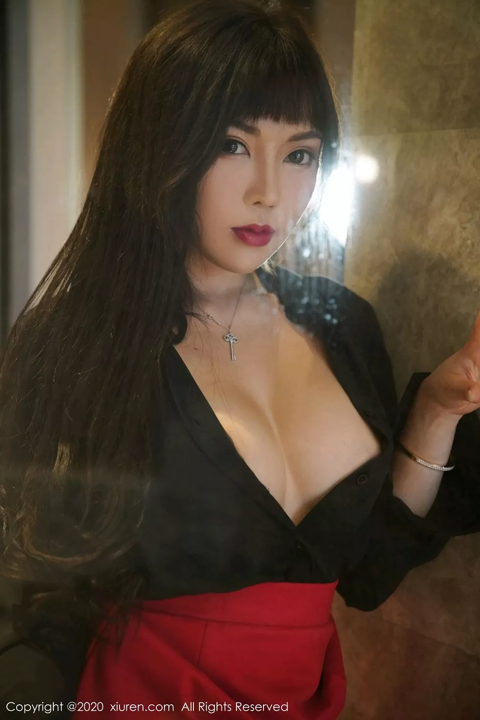 XiuRen第2738期_嫩模萌汉药baby上海旅拍红色短裙配无内黑丝裤袜秀翘臀诱惑写真50P