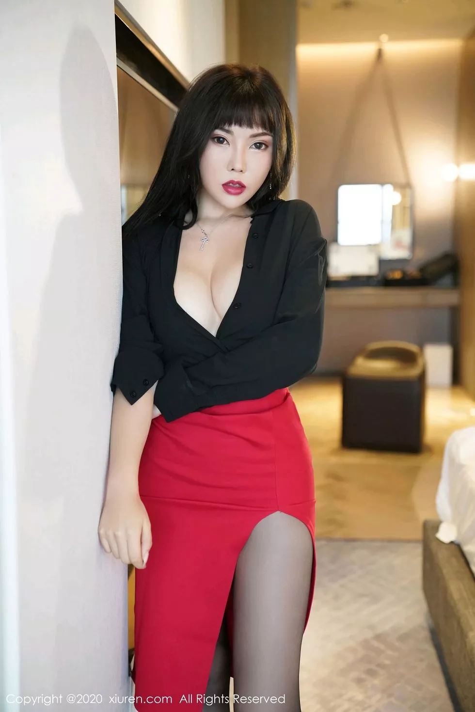 XiuRen第2738期_嫩模萌汉药baby上海旅拍红色短裙配无内黑丝裤袜秀翘臀诱惑写真50P