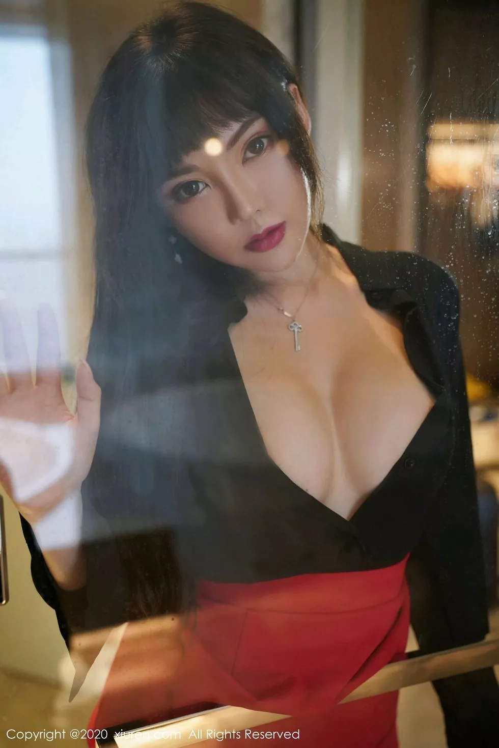 XiuRen第2738期_嫩模萌汉药baby上海旅拍红色短裙配无内黑丝裤袜秀翘臀诱惑写真50P