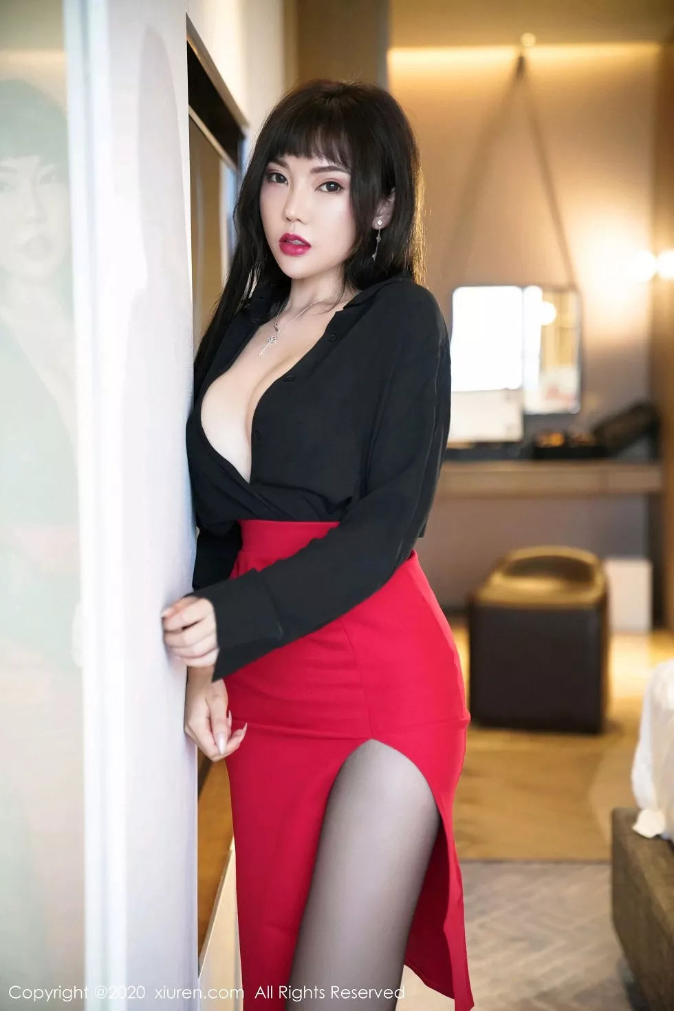 XiuRen第2738期_嫩模萌汉药baby上海旅拍红色短裙配无内黑丝裤袜秀翘臀诱惑写真50P
