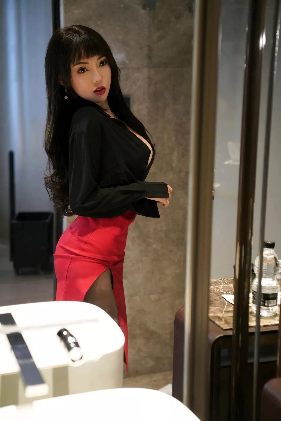 XiuRen第2738期_嫩模萌汉药baby上海旅拍红色短裙配无内黑丝裤袜秀翘臀诱惑写真50P
