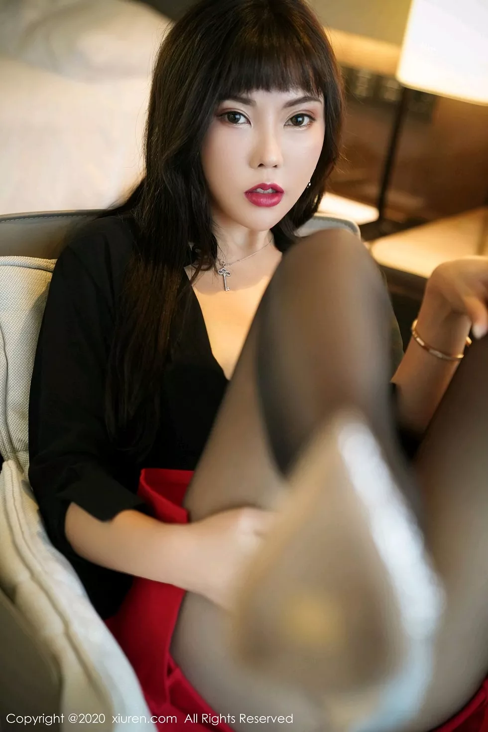 XiuRen第2738期_嫩模萌汉药baby上海旅拍红色短裙配无内黑丝裤袜秀翘臀诱惑写真50P