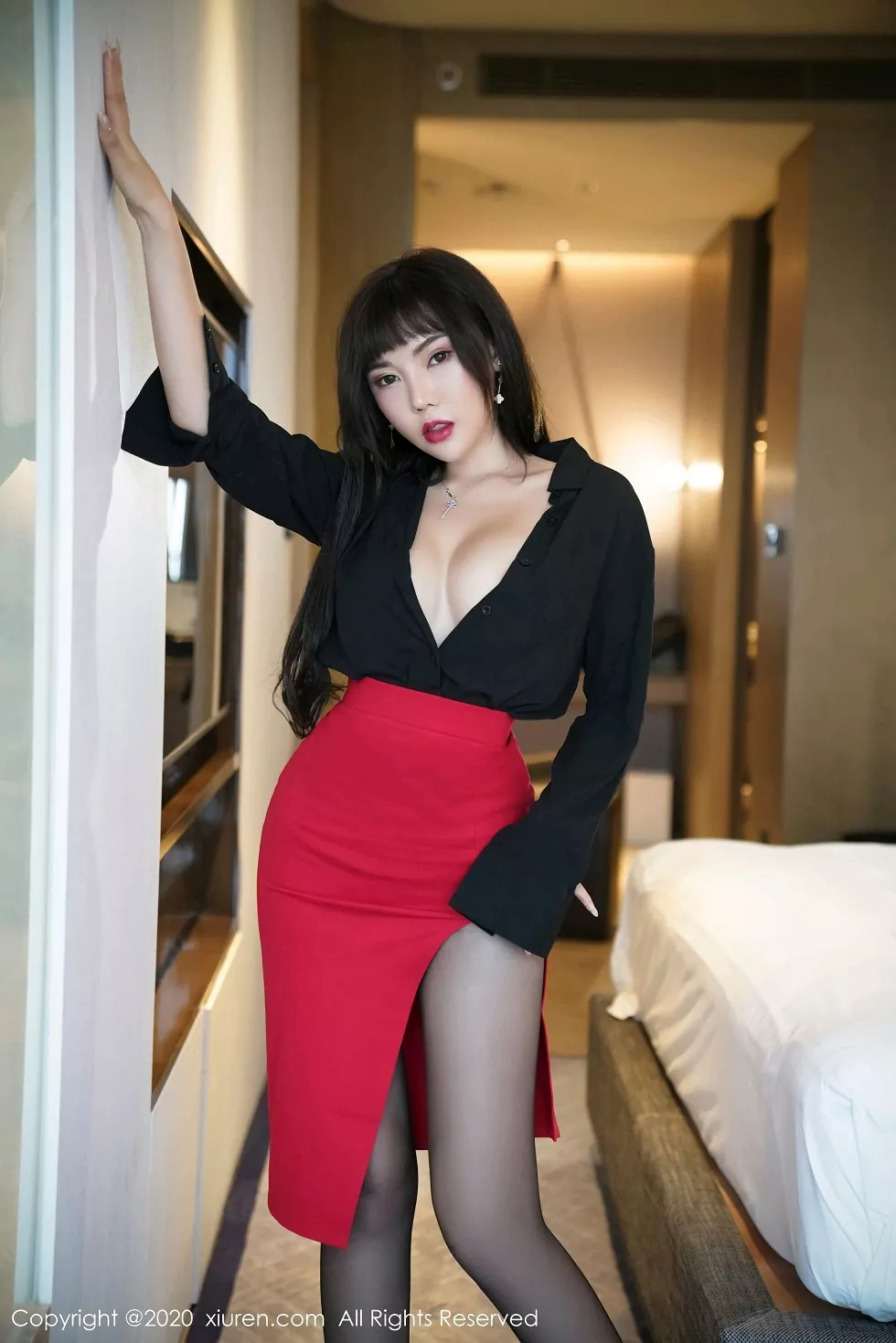 XiuRen第2738期_嫩模萌汉药baby上海旅拍红色短裙配无内黑丝裤袜秀翘臀诱惑写真50P