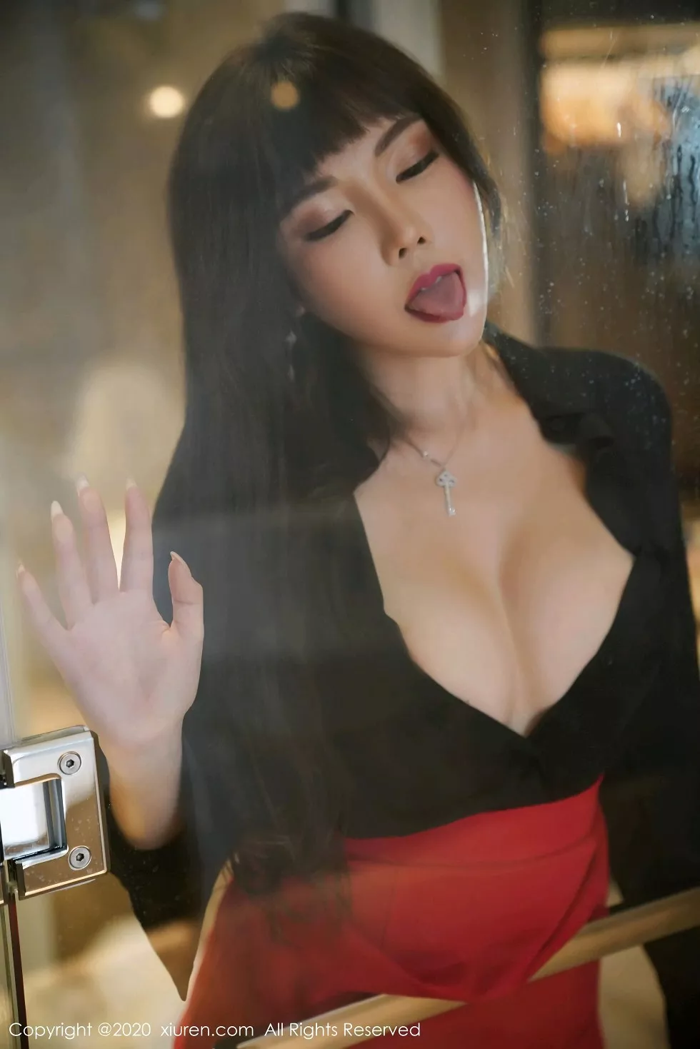 XiuRen第2738期_嫩模萌汉药baby上海旅拍红色短裙配无内黑丝裤袜秀翘臀诱惑写真50P