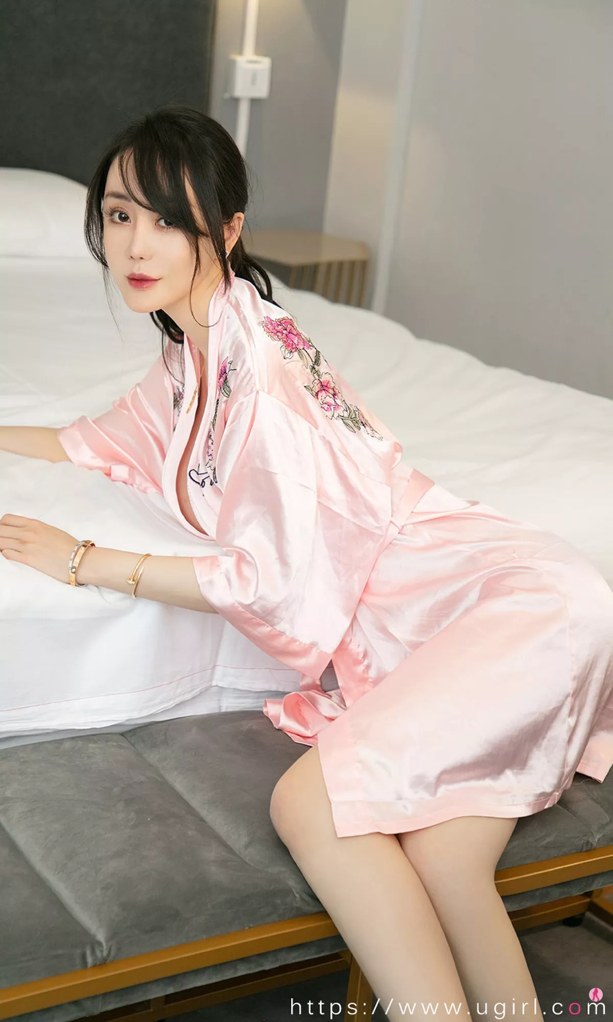 [Ugirls爱尤物]No.1966_嫩模欣凌私房性感内衣系列+粉色睡衣秀完美身材诱惑写真35P
