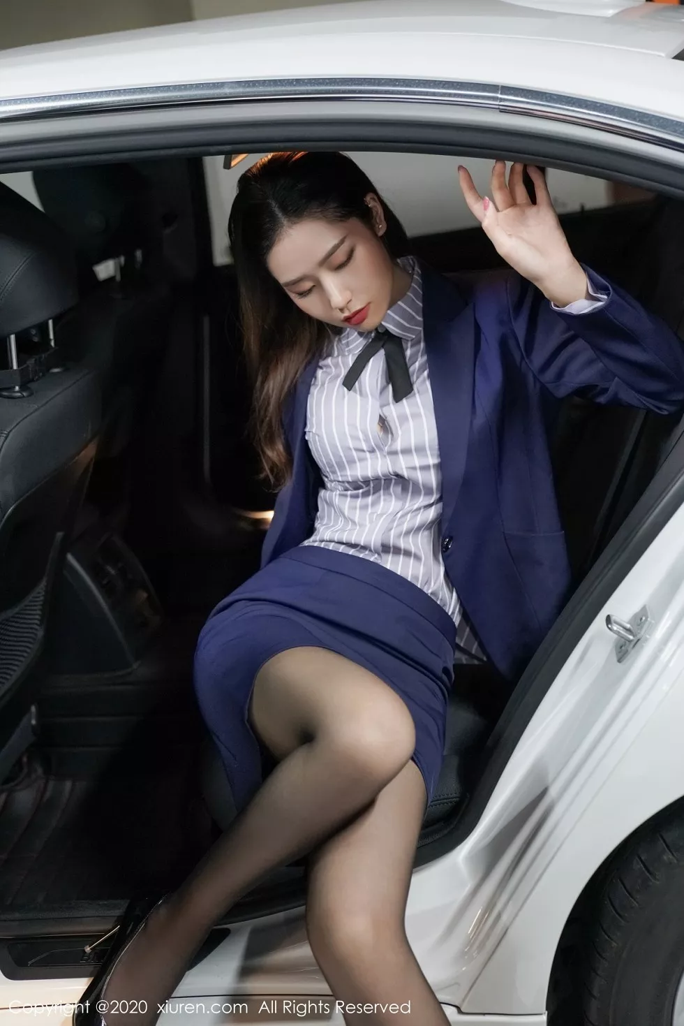 XiuRen第2784期_嫩模方子萱职场秘书OL主题私房半脱露性感黑色内衣秀高挑身材写真81P