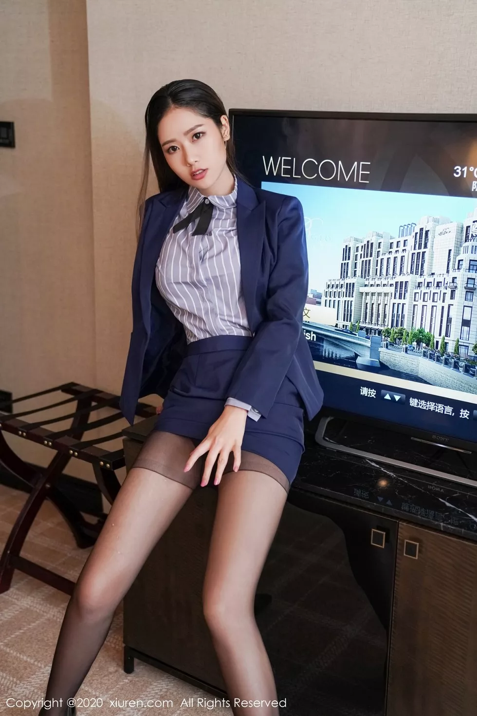 XiuRen第2784期_嫩模方子萱职场秘书OL主题私房半脱露性感黑色内衣秀高挑身材写真81P