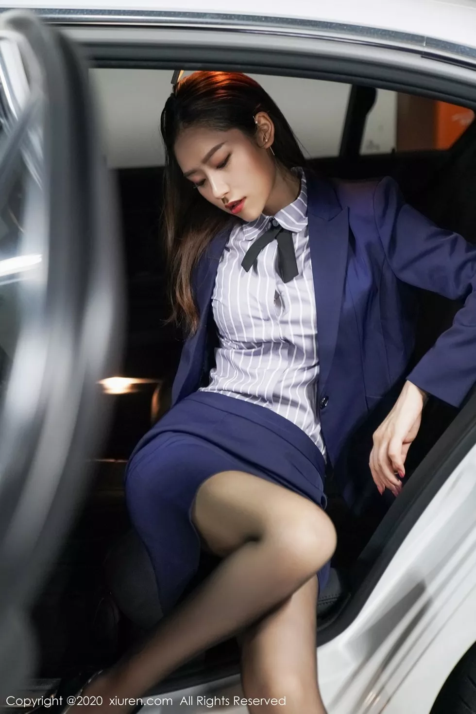 XiuRen第2784期_嫩模方子萱职场秘书OL主题私房半脱露性感黑色内衣秀高挑身材写真81P