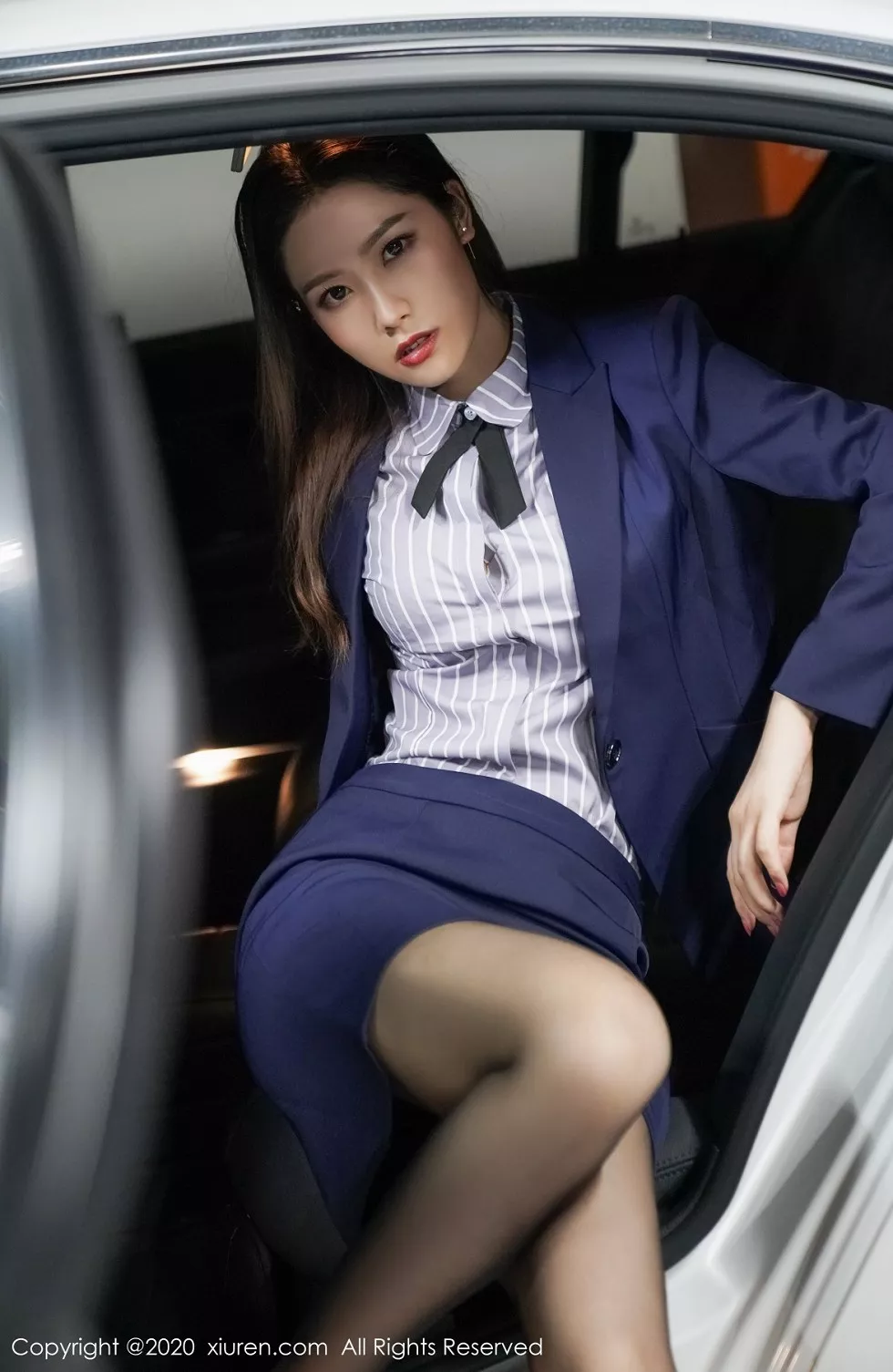 XiuRen第2784期_嫩模方子萱职场秘书OL主题私房半脱露性感黑色内衣秀高挑身材写真81P