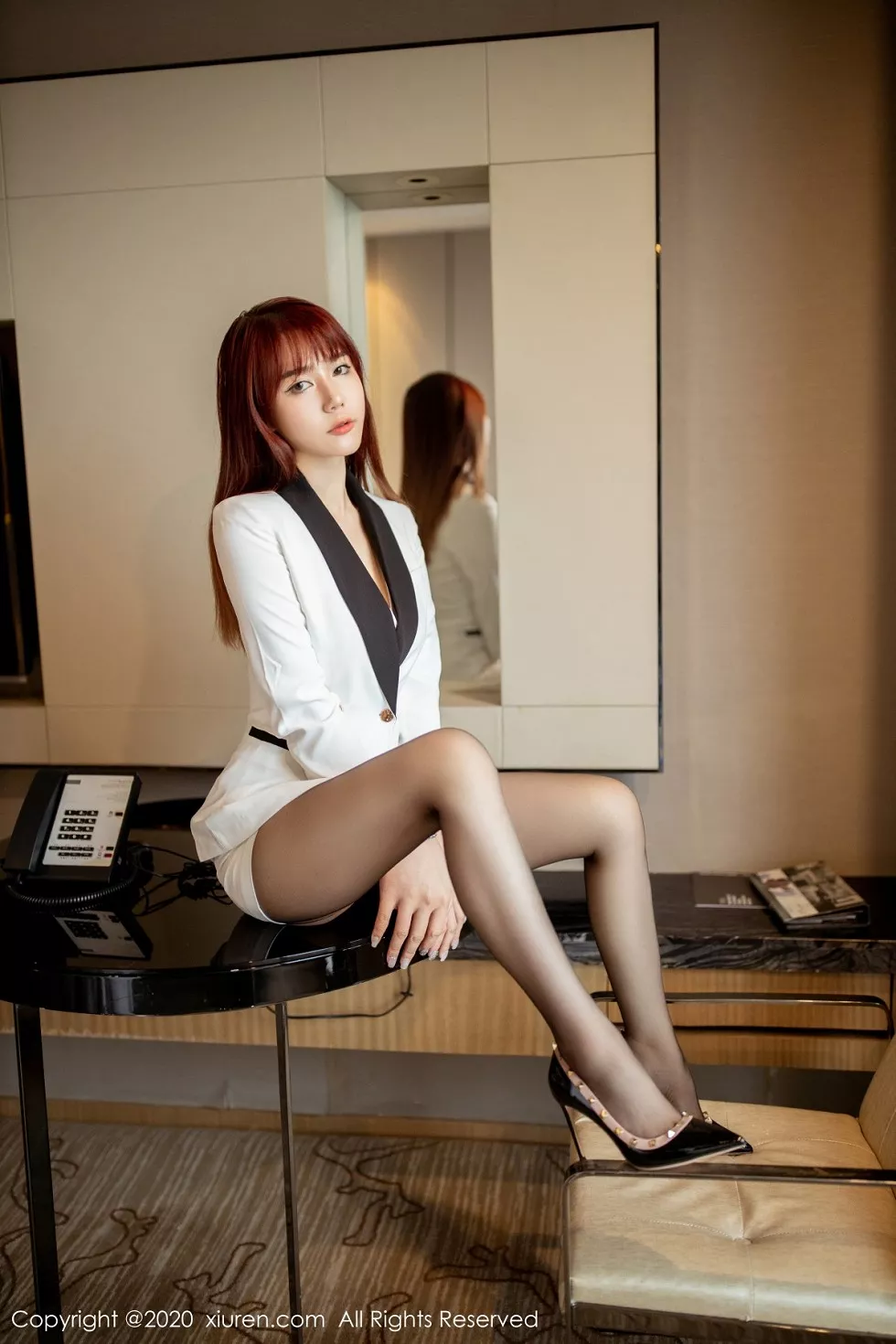 XiuRen第2792期_嫩模Fairy如歌飒爽职场制服主题半脱露豪乳遮点极致诱惑写真35P