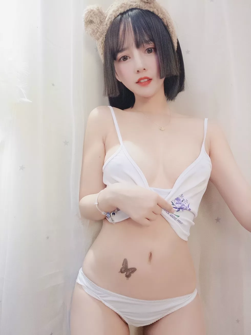 斗鱼主播过期米线线喵私房白色吊带配性感内裤半脱露翘臀诱惑写真36P