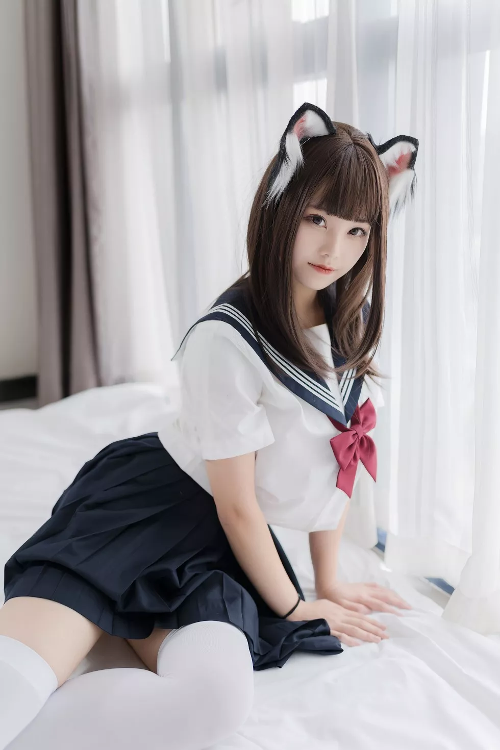 知名动漫博主蜜汁猫裘私房床上猫耳JK制服配白丝袜迷人诱惑写真40P