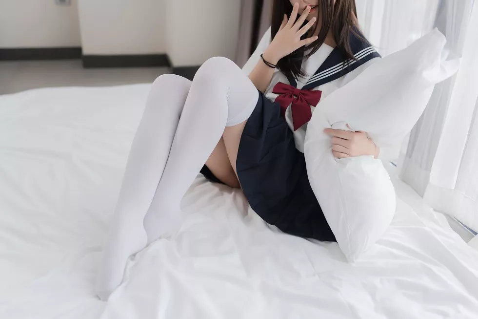知名动漫博主蜜汁猫裘私房床上猫耳JK制服配白丝袜迷人诱惑写真40P