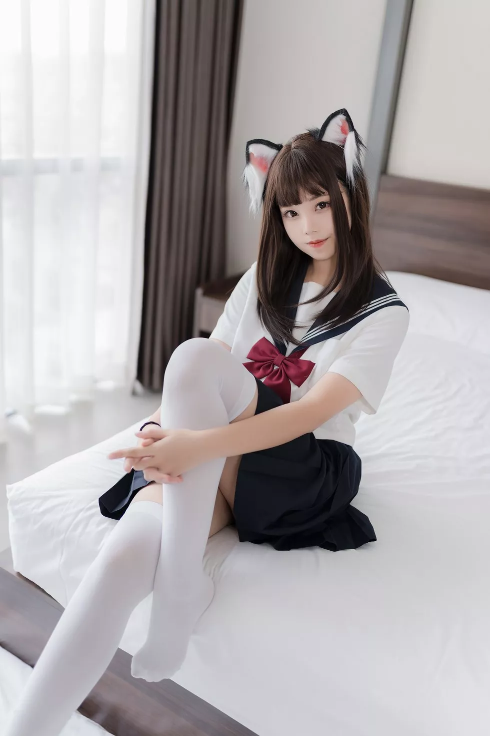 知名动漫博主蜜汁猫裘私房床上猫耳JK制服配白丝袜迷人诱惑写真40P