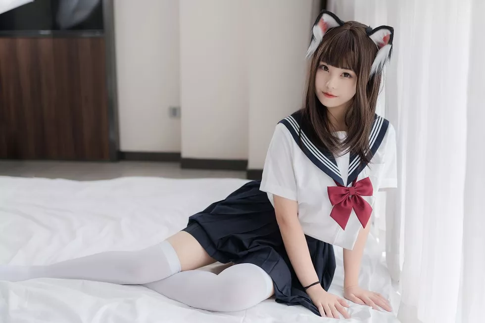 知名动漫博主蜜汁猫裘私房床上猫耳JK制服配白丝袜迷人诱惑写真40P