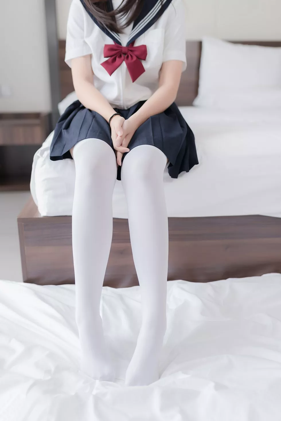 知名动漫博主蜜汁猫裘私房床上猫耳JK制服配白丝袜迷人诱惑写真40P