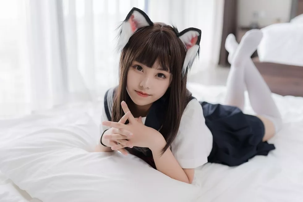 知名动漫博主蜜汁猫裘私房床上猫耳JK制服配白丝袜迷人诱惑写真40P