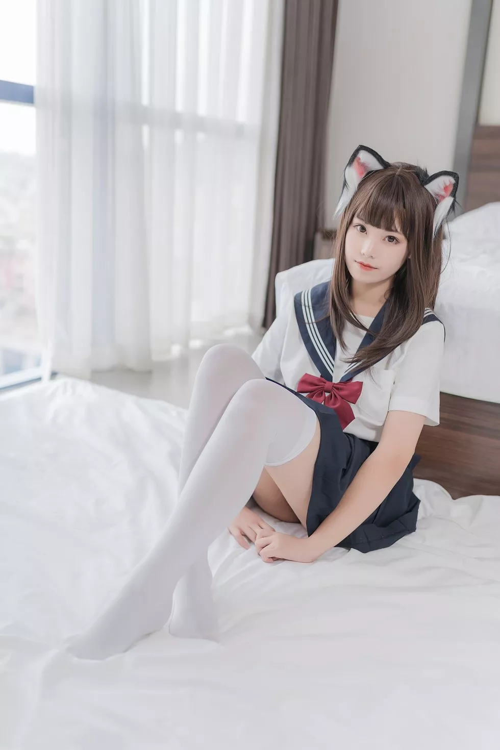知名动漫博主蜜汁猫裘私房床上猫耳JK制服配白丝袜迷人诱惑写真40P