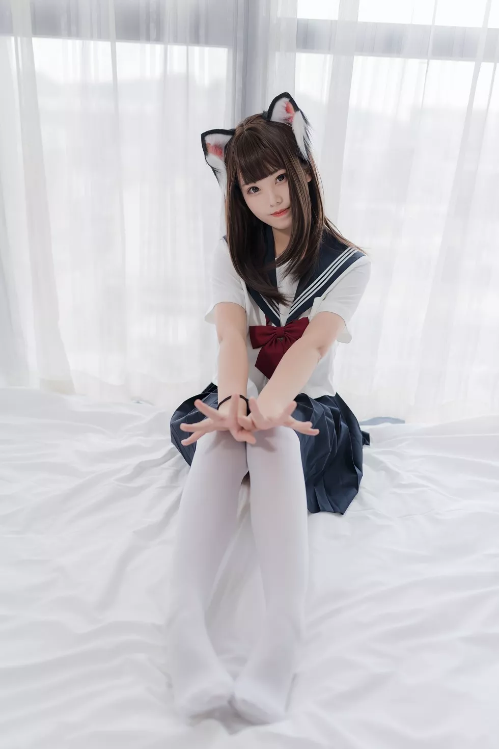 知名动漫博主蜜汁猫裘私房床上猫耳JK制服配白丝袜迷人诱惑写真40P
