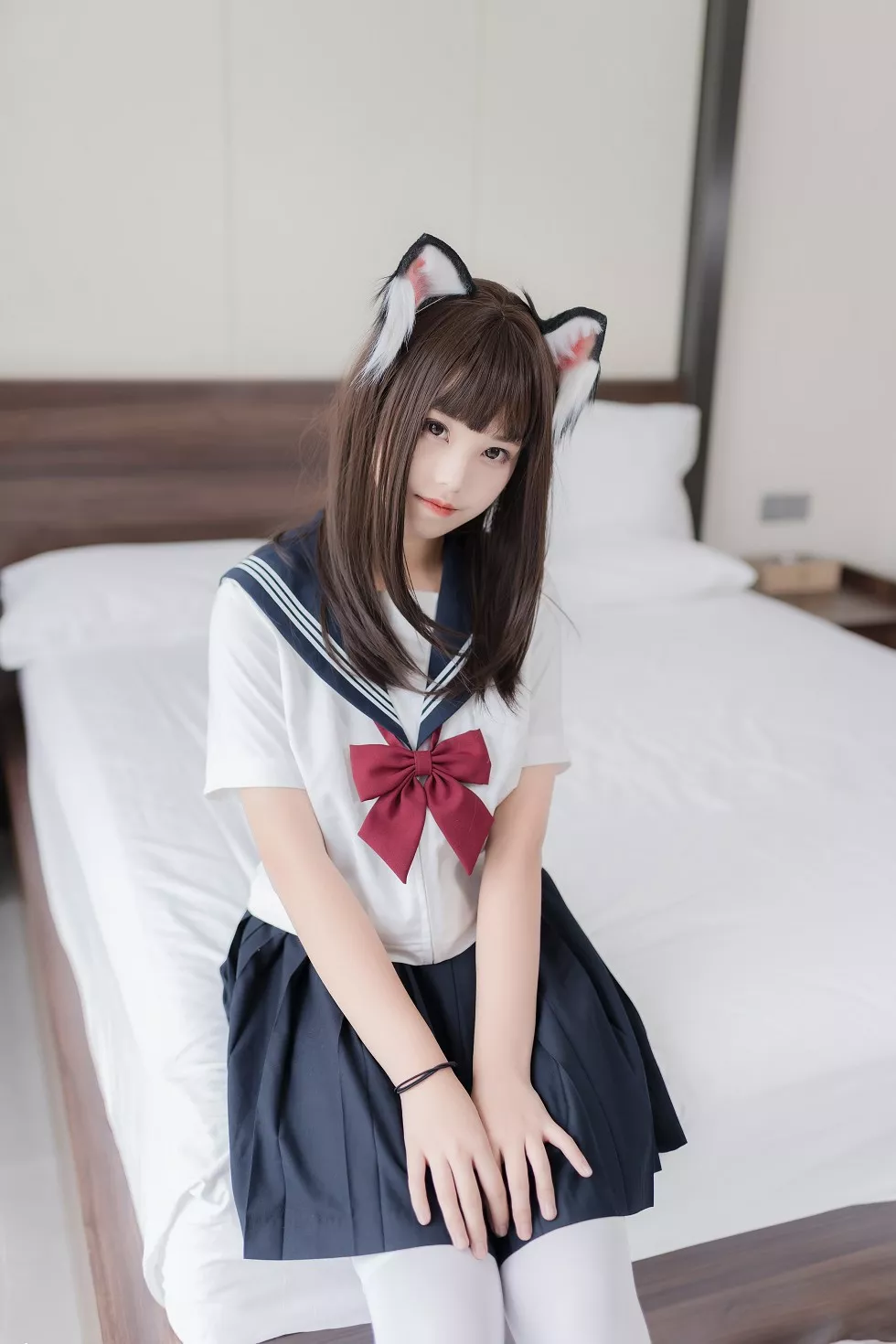 知名动漫博主蜜汁猫裘私房床上猫耳JK制服配白丝袜迷人诱惑写真40P